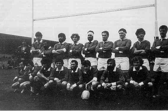 Equipo de rugby EIBAR RUGBY TALDEA (1980) (yo soy el 1º de la izquierda de la fila inferior).