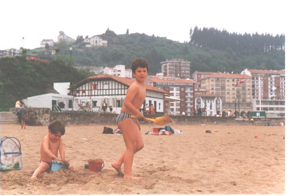 Unai e Iker en la playa de Ondarroa, verano de 1997